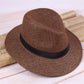 Chapeau de paille avec ombre portée sur le sol