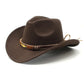 Chapeau cowboy sur fond blanc, mettant en valeur la forme