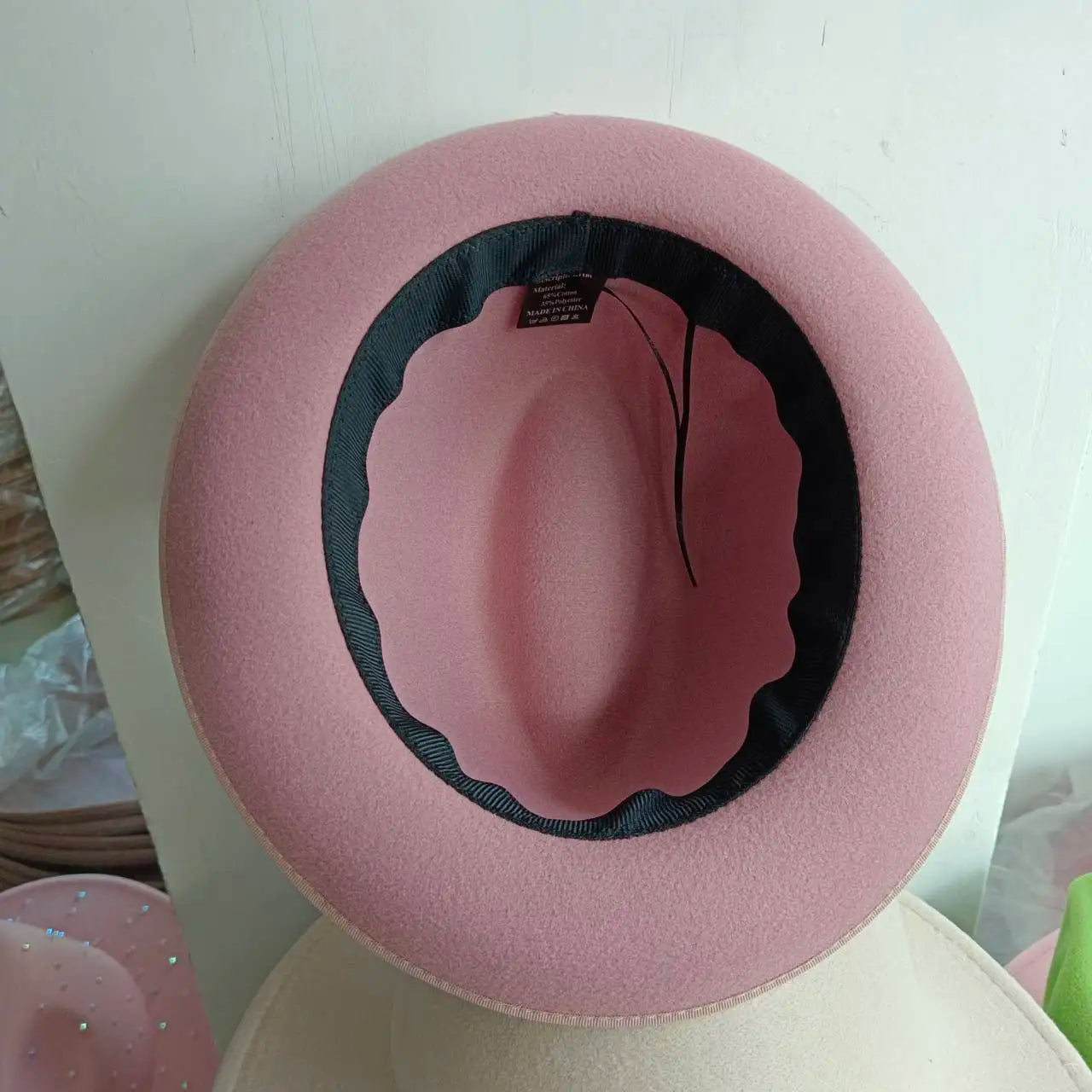 Silhouette élégante d'un chapeau melon sur fond neutre