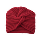 Modèle portant le bonnet turban en extérieur hivernal