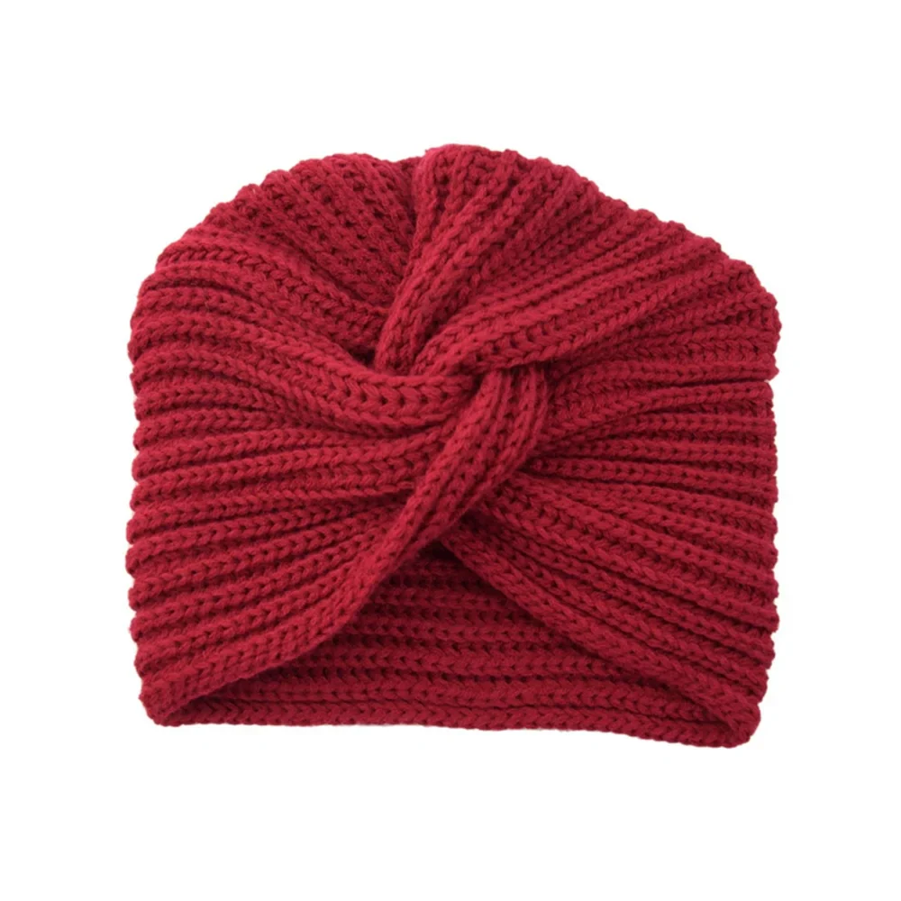 Modèle portant le bonnet turban en extérieur hivernal