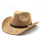 Chapeau cowboy accroché à une clôture en bois