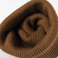 Bonnet posé sur une table, éclairage naturel doux
