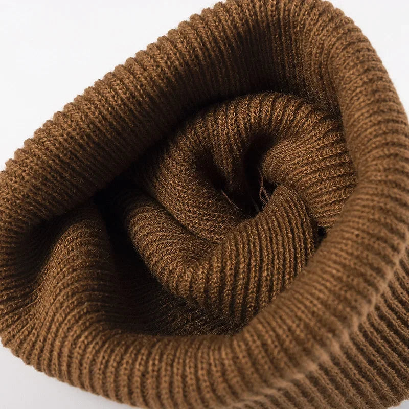 Bonnet posé sur une table, éclairage naturel doux