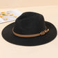Homme assis portant un chapeau Panama, regard vers l'horizon