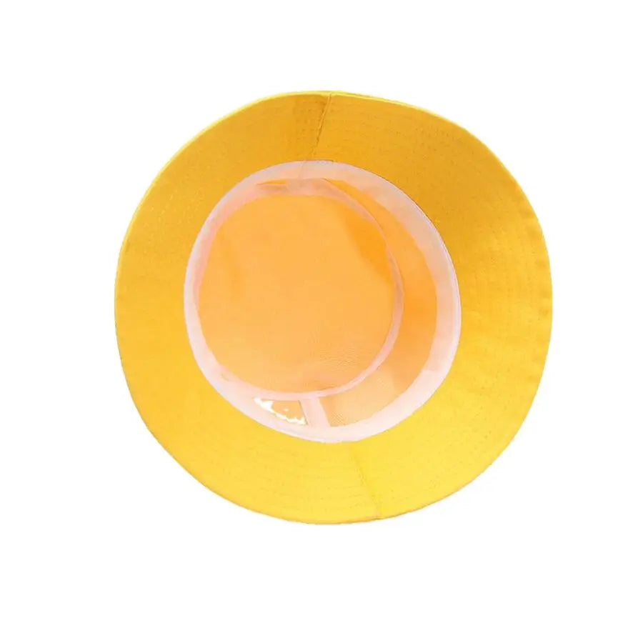 Bob beige sur une table, accent sur la qualité du tissu