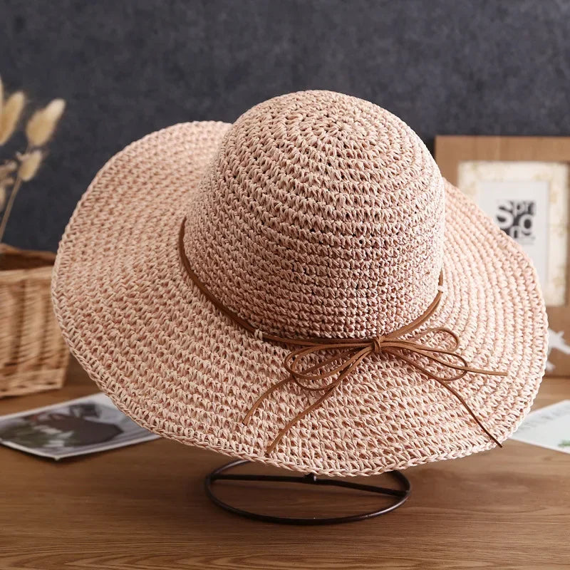 Chapeau de paille posé sur une table en bois