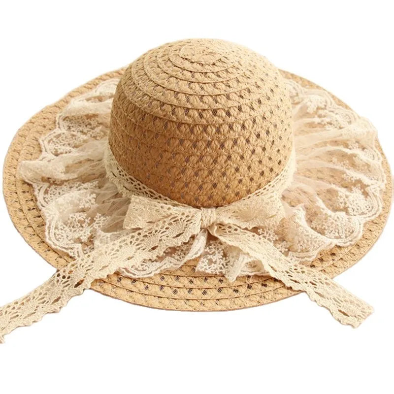 Chapeau de paille posé sur une table en bois