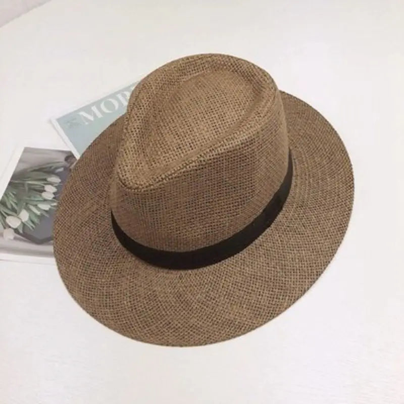 Chapeau en paille avec ombre projetée sur le sol