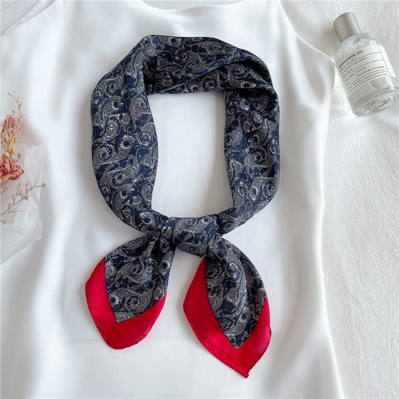 Foulard carré déplié, montrant ses dimensions et couleurs vives