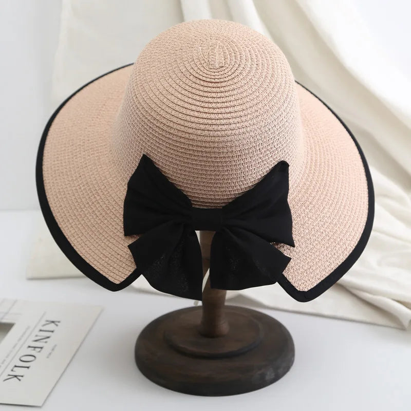 Chapeau de paille sur fond de jardin fleuri