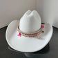 Vue latérale d'un chapeau cowboy en cuir