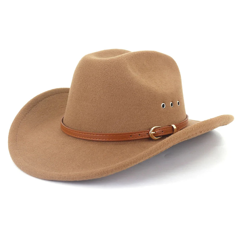 Chapeau cowboy en extérieur, lumière naturelle