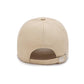 Casquette beige avec lettre brodée sur fond blanc