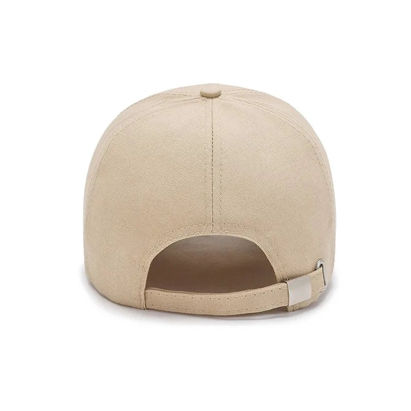 Casquette beige avec lettre brodée sur fond blanc
