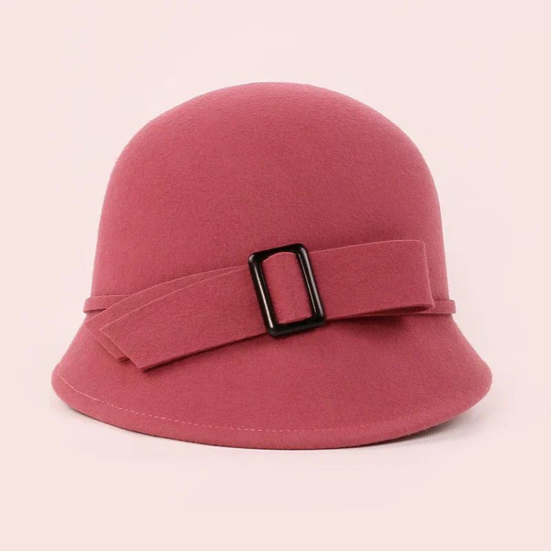 Chapeau cloche rouge vif avec bordure contrastante