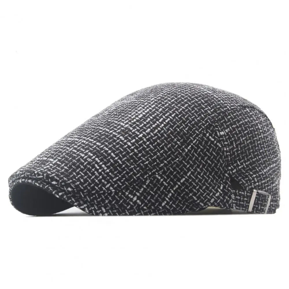 Béret en lin sur un fond clair, ombre douce