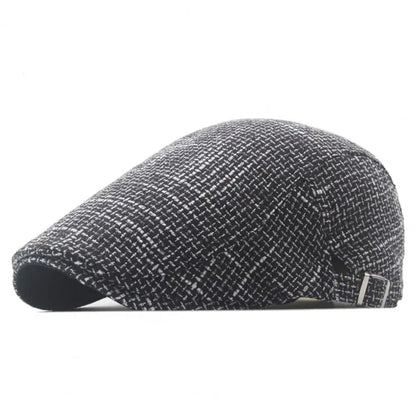 Béret en lin sur un fond clair, ombre douce