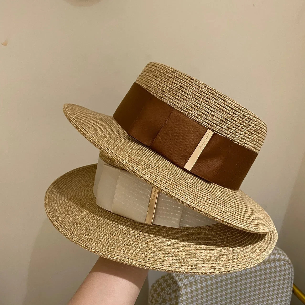 Chapeau canotier posé sur une surface en bois clair
