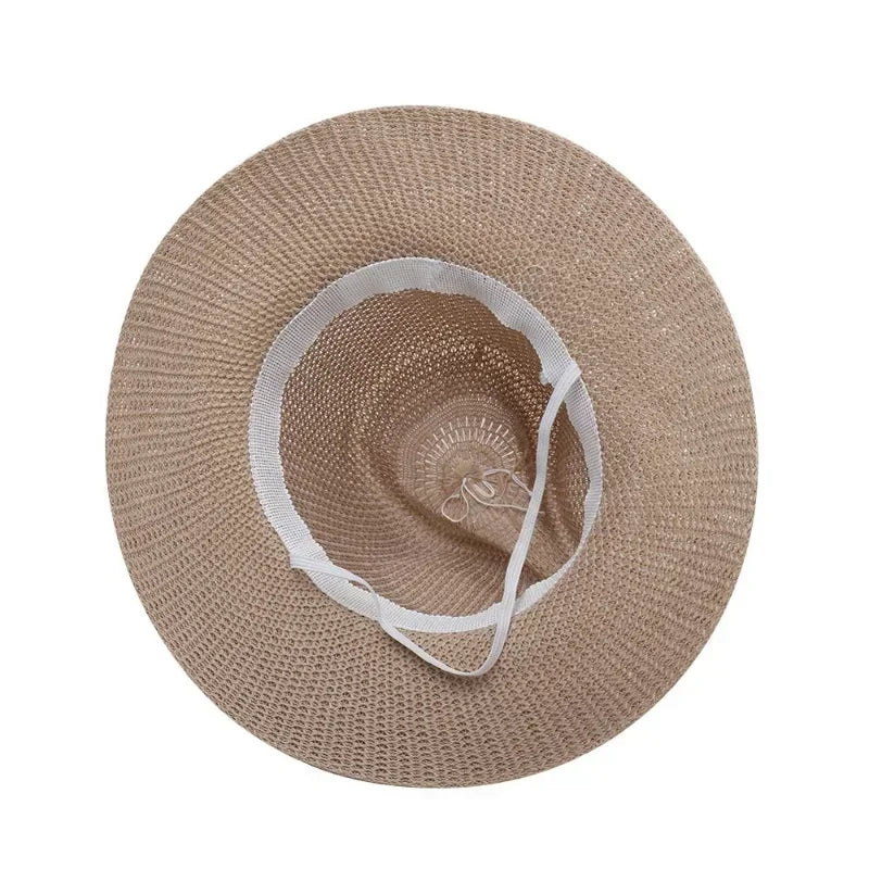 Chapeau Panama posé sur une surface en bois clair