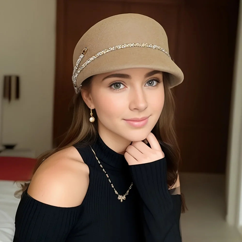 Chapeau cloche noir avec bord arrondi, design raffiné