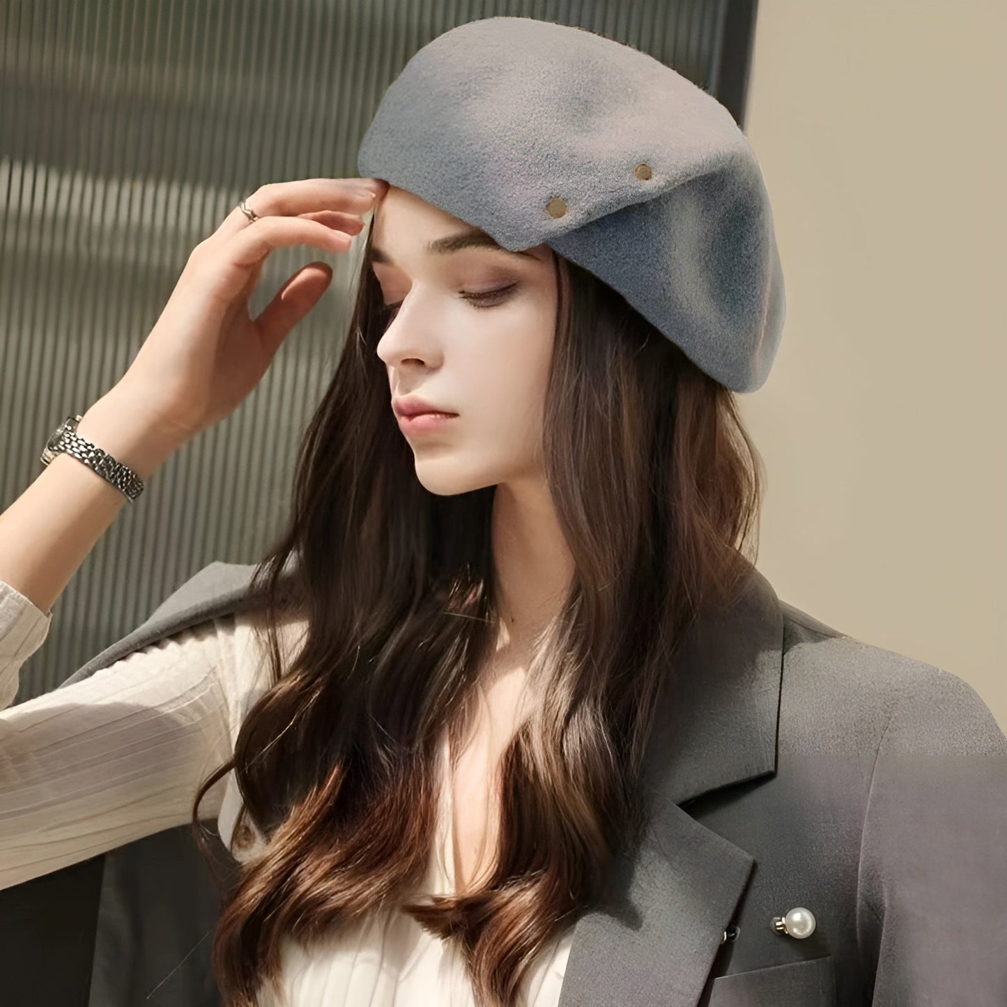 Béret élégant posé sur une surface en bois clair