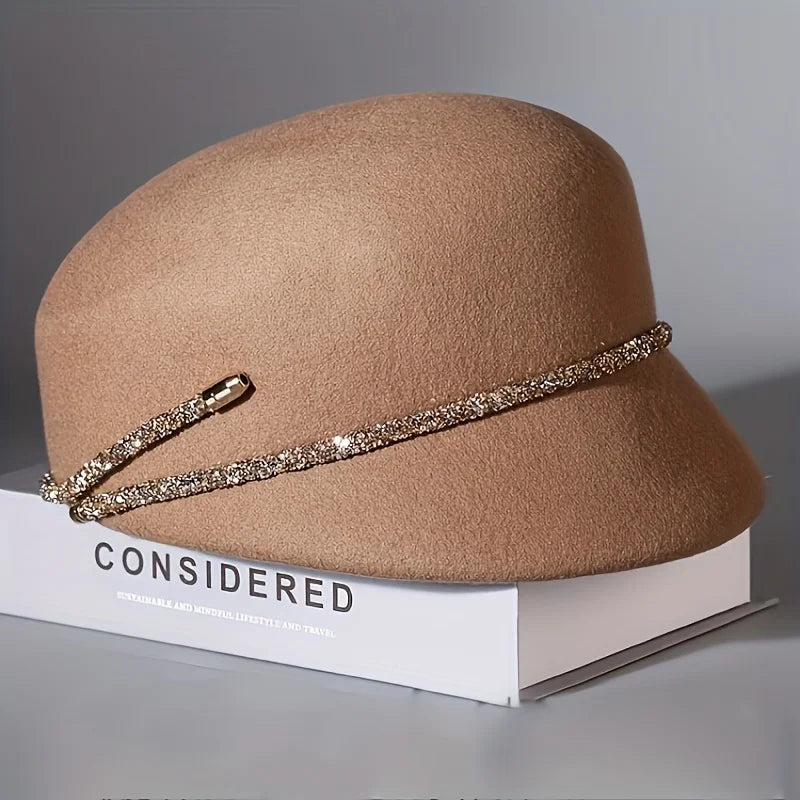 Chapeau cloche en feutre gris, allure sophistiquée