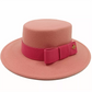 Chapeau beige en coton, vue de face, sur fond uni