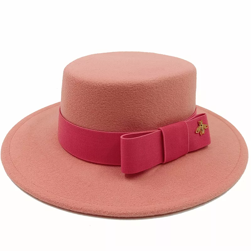 Chapeau beige en coton, vue de face, sur fond uni