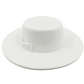 Homme souriant portant un fedora beige, fond urbain flou