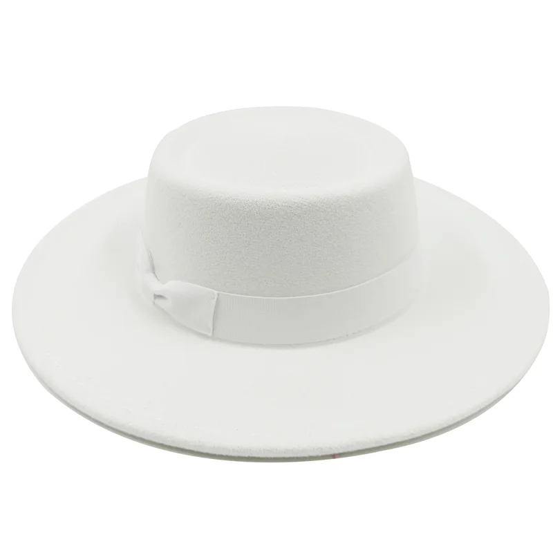 Homme souriant portant un fedora beige, fond urbain flou