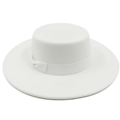 Homme souriant portant un fedora beige, fond urbain flou
