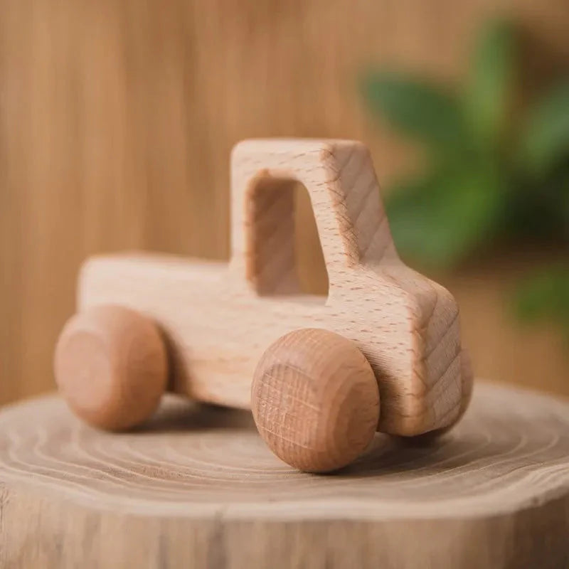 Gros plan sur les roues en bois de la voiture