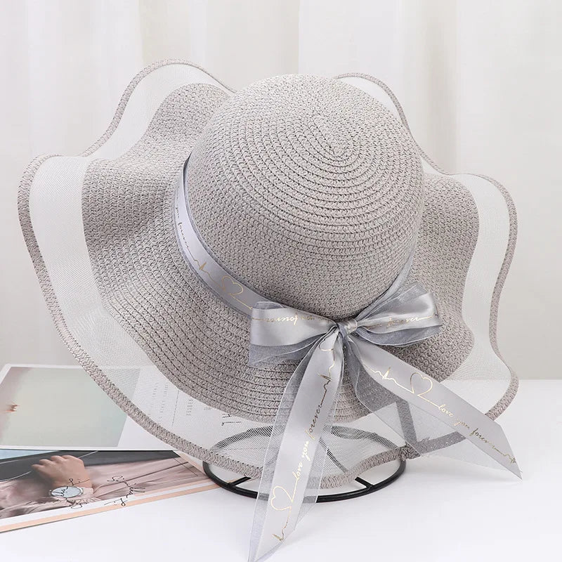Chapeau de paille avec ombre portée, sur fond de jardin