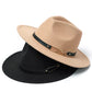 Gros plan sur le bord d'un chapeau Fedora en laine