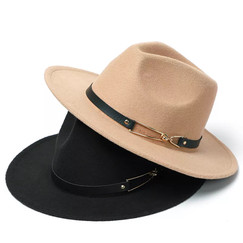 Gros plan sur le bord d'un chapeau Fedora en laine