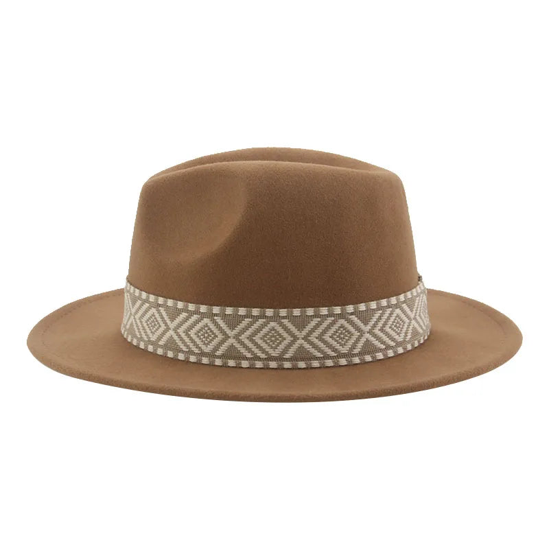 Chapeau fedora beige posé sur une table en bois