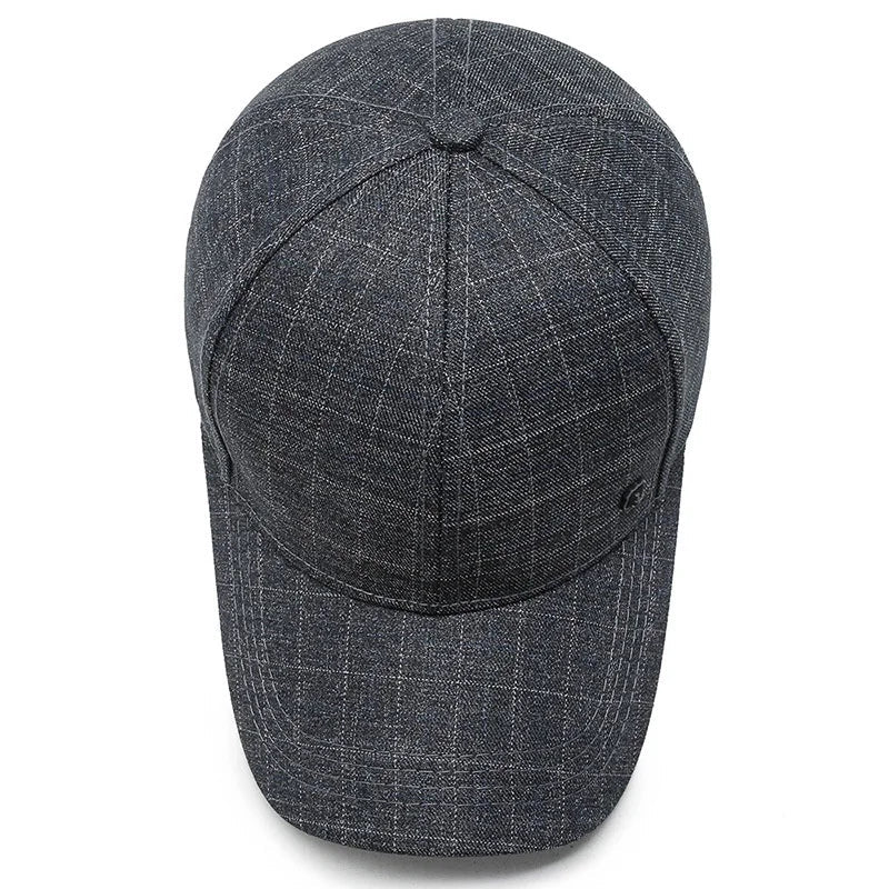 Casquette élégante posée sur une surface en bois