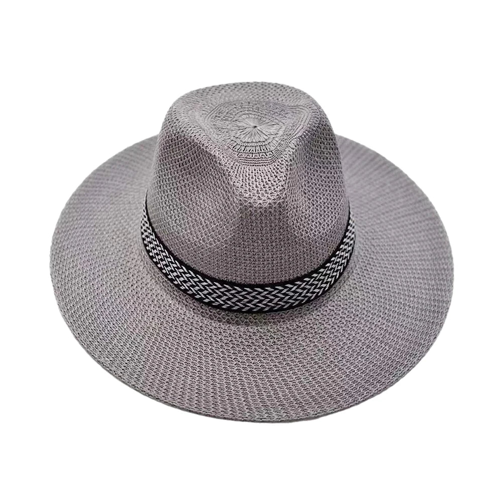 Chapeau Panama posé sur une chaise en osier