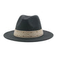 Vue rapprochée de la couture d'un fedora beige