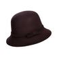 Femme souriante portant un chapeau cloche en velours