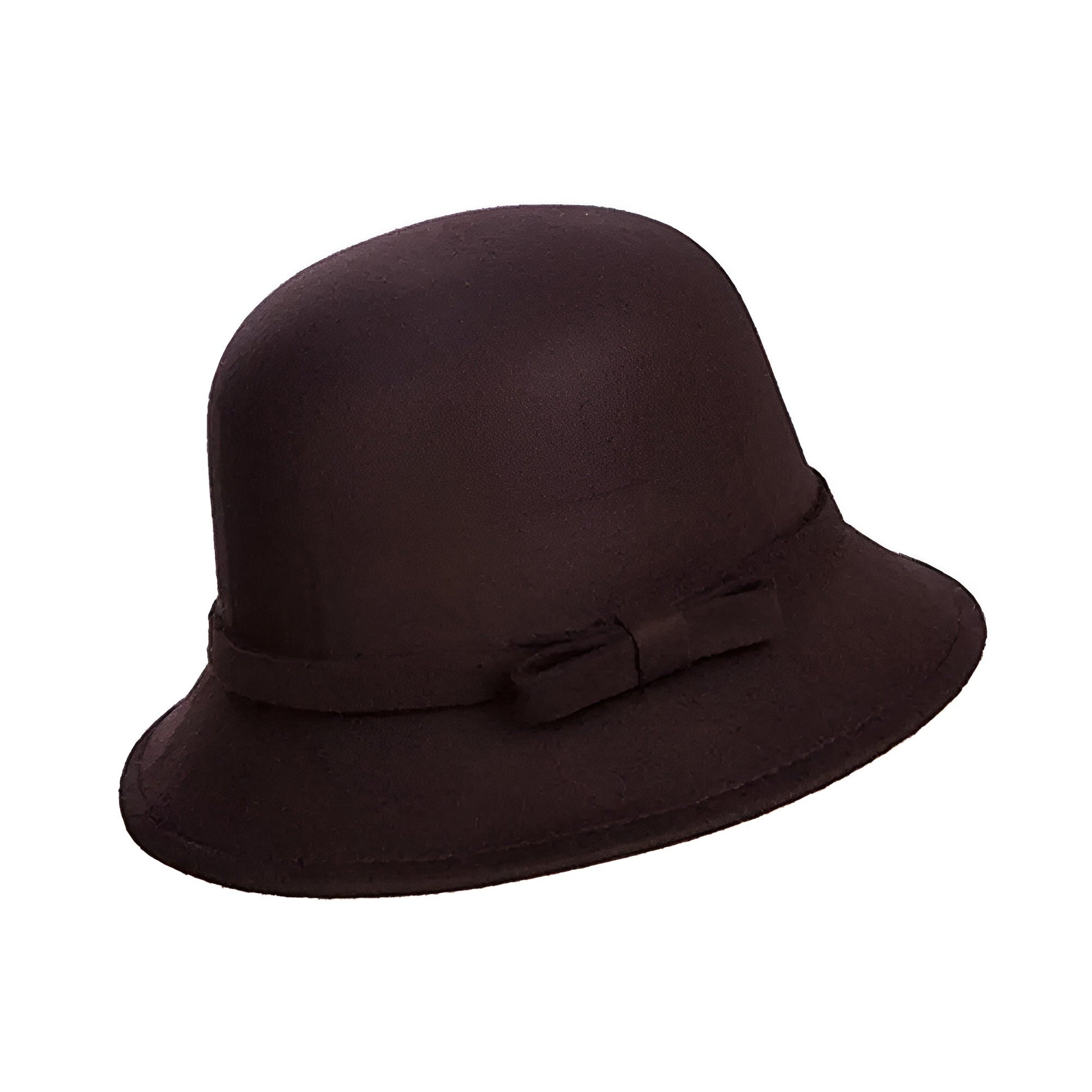 Femme souriante portant un chapeau cloche en velours