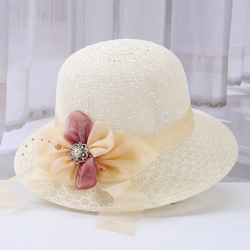 Chapeau de paille posé sur une chaise en terrasse
