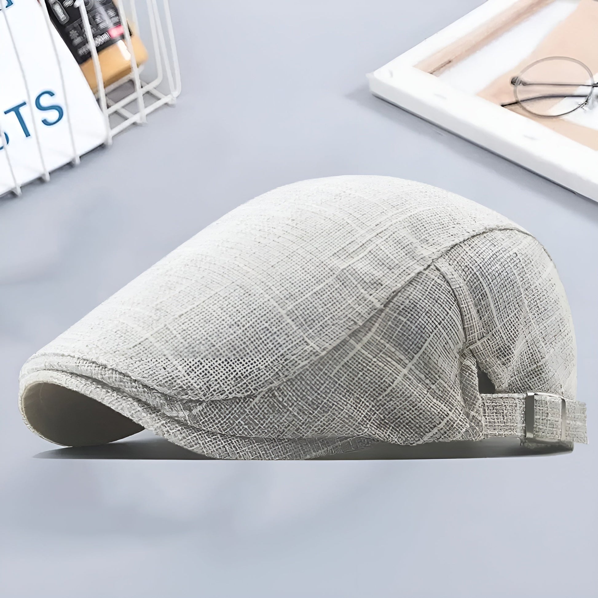 Vue latérale d'un béret en lin sur fond neutre