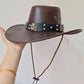 Chapeau cowboy accroché à un crochet mural