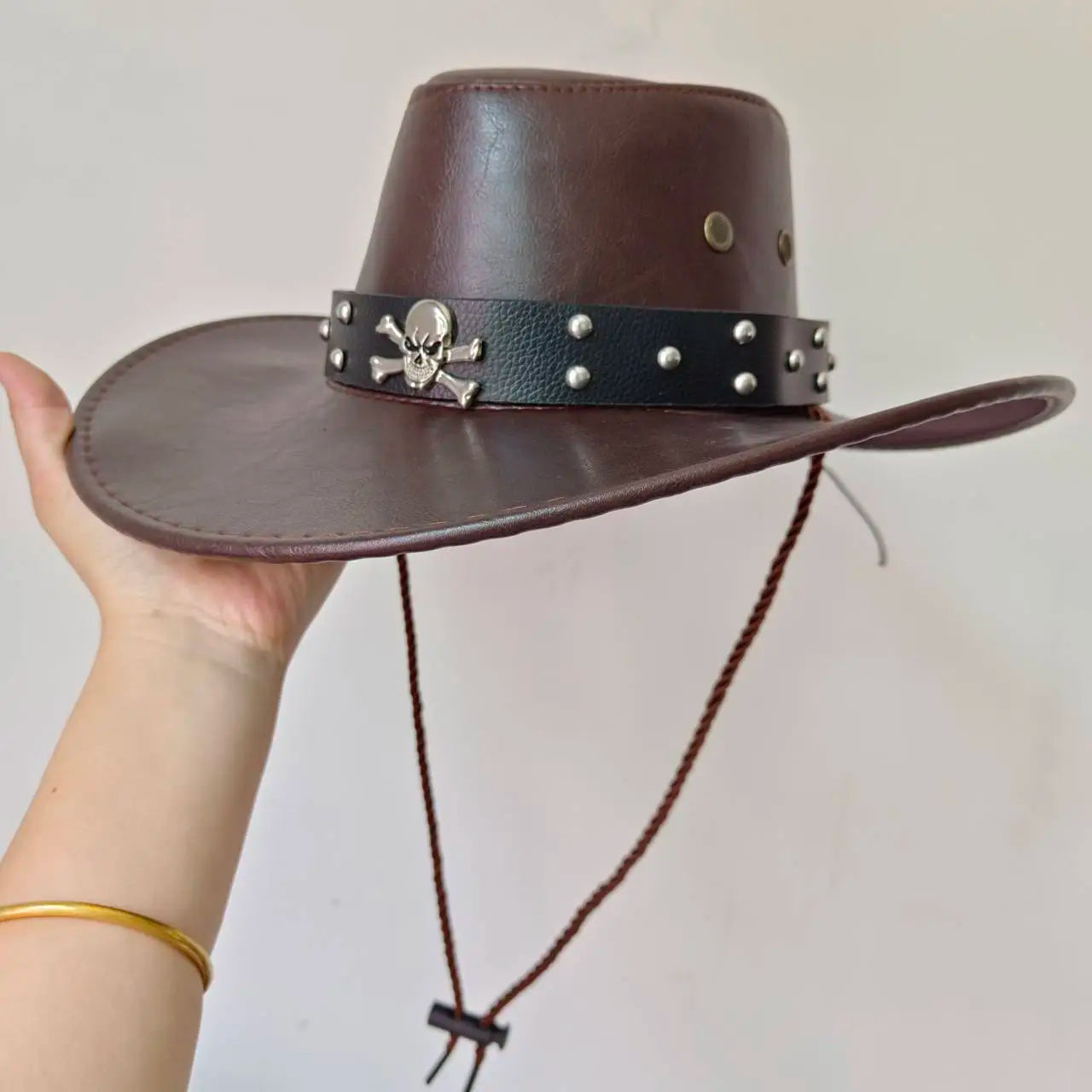 Chapeau cowboy accroché à un crochet mural