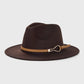 Chapeau Fedora en laine sur une table, entouré d'accessoires de mode