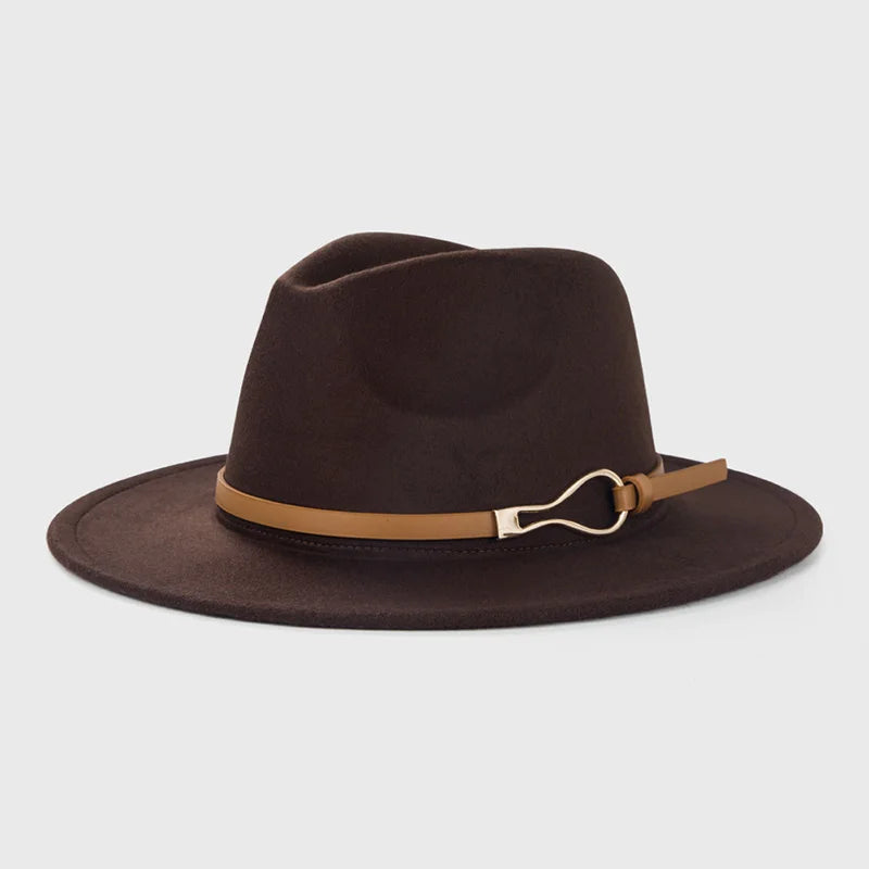 Chapeau Fedora en laine sur une table, entouré d'accessoires de mode