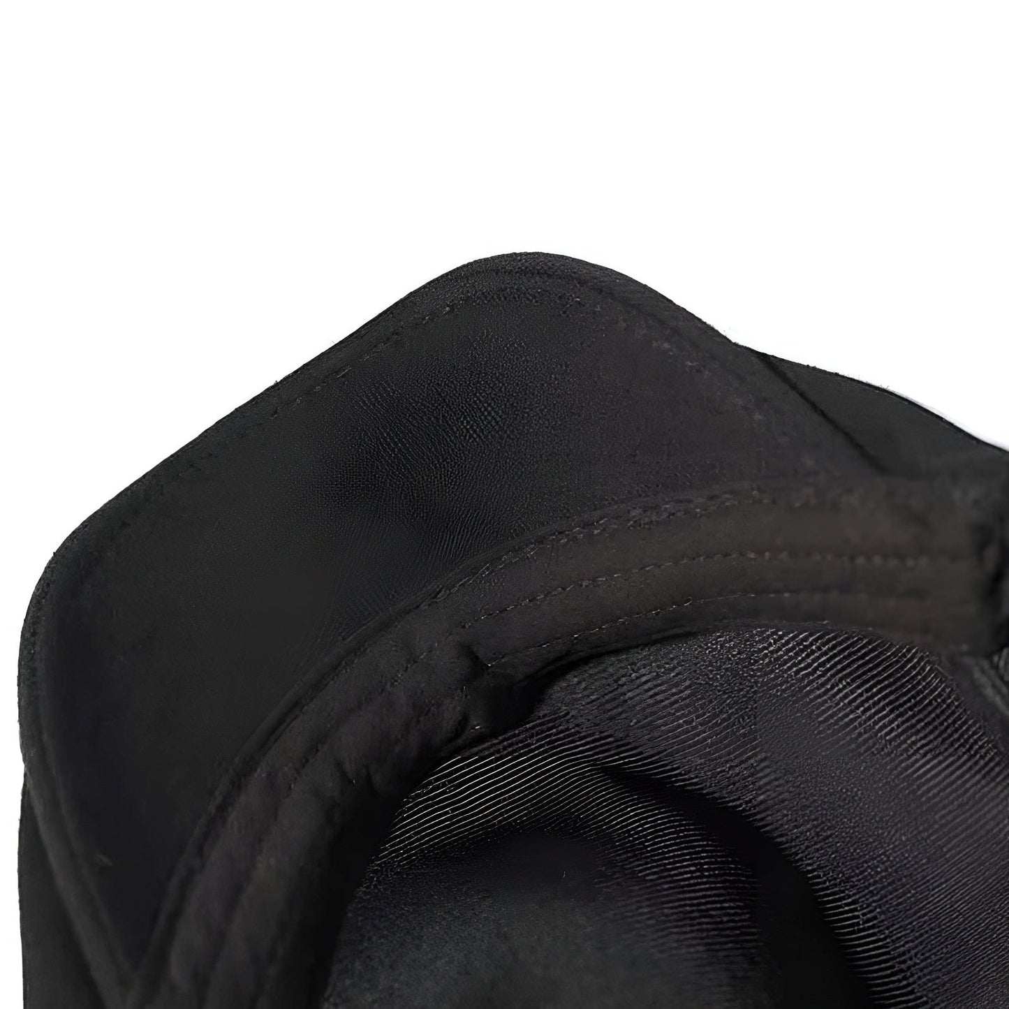 Béret noir posé sur une surface en bois clair