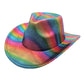 Chapeau cowboy suspendu à un crochet en métal
